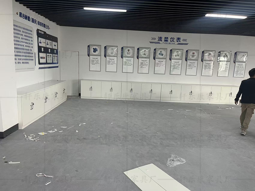 文件柜、落地矮柜、展示柜、重慶軒樂(lè)康家具廠(chǎng)專(zhuān)業(yè)生產(chǎn)定制各種辦公家具，做工精細(xì)、價(jià)格實(shí)惠公道、質(zhì)保五年、售后無(wú)憂(yōu)！